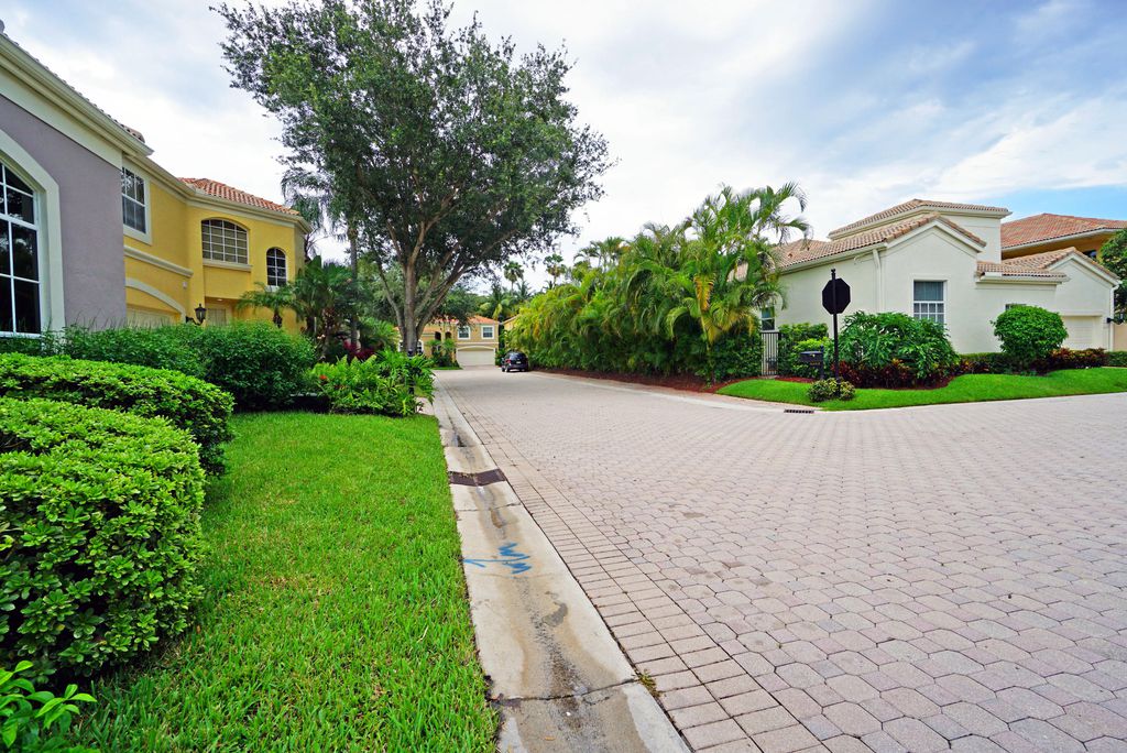 Nw 66th Ln, Boca Raton, FL 33496, Foreclosure 298,500 3BD / 2.5BH