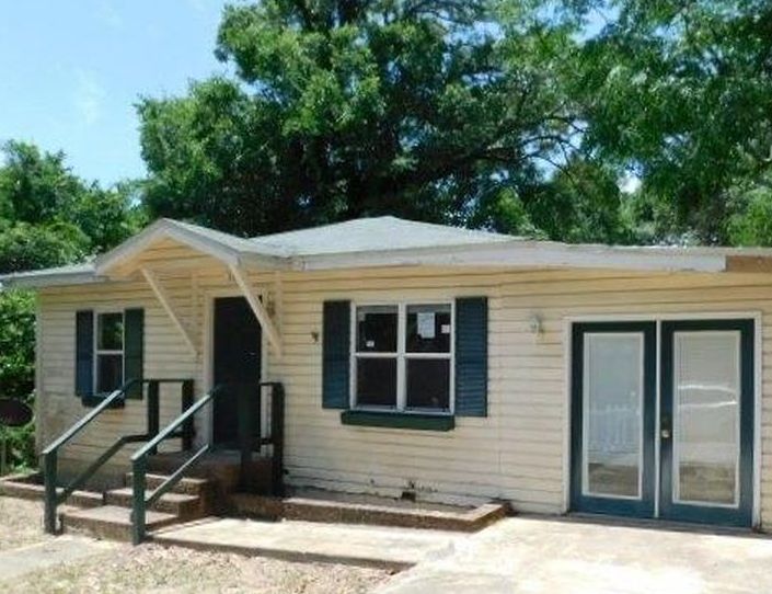 N N St, Pensacola, FL 32501, Foreclosure 139,900 2BD / 2BH
