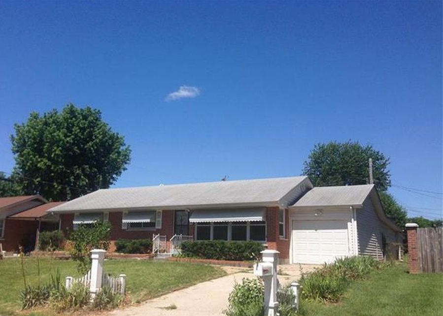 Oakwood Dr, Saint Charles, MO 63301, Foreclosure 111,000 3BD / 1