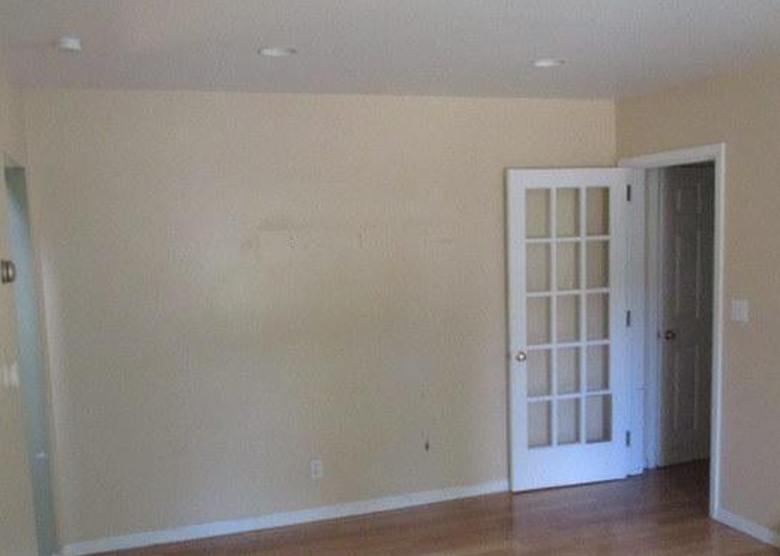 Lake Ave, Elyria, OH 44035, Foreclosure 165,000 4BD / 3BH