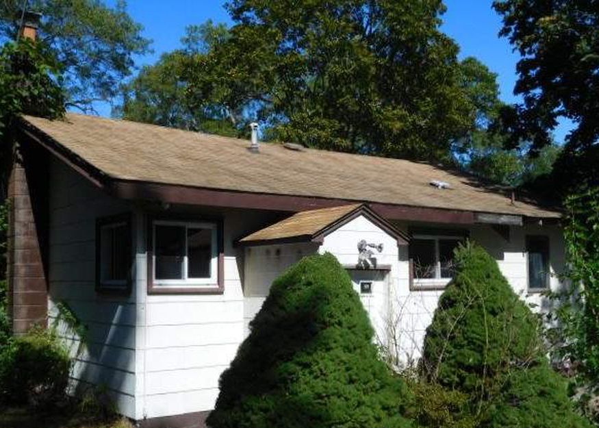 Collington Dr, Ronkonkoma, NY 11779, Foreclosure 315,000 3BD / 1BH