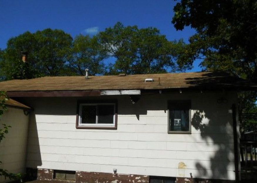 Collington Dr, Ronkonkoma, NY 11779, Foreclosure 315,000 3BD / 1BH