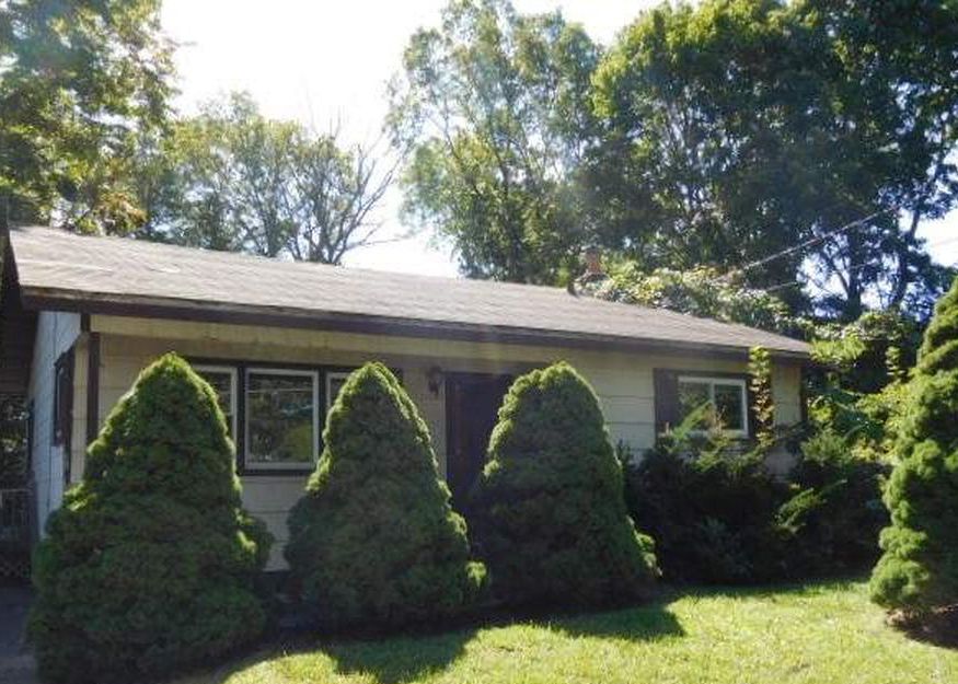 Collington Dr, Ronkonkoma, NY 11779, Foreclosure 315,000 3BD / 1BH