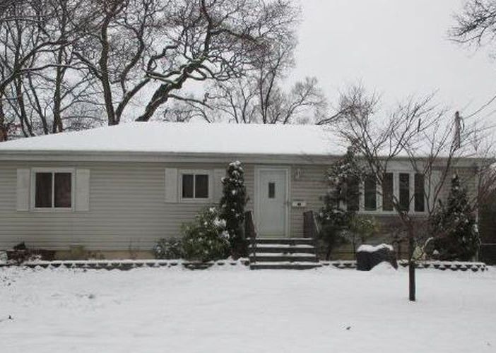 Reilly St, Bay Shore, NY 11706, Foreclosure 252,900 3BD / 1BH