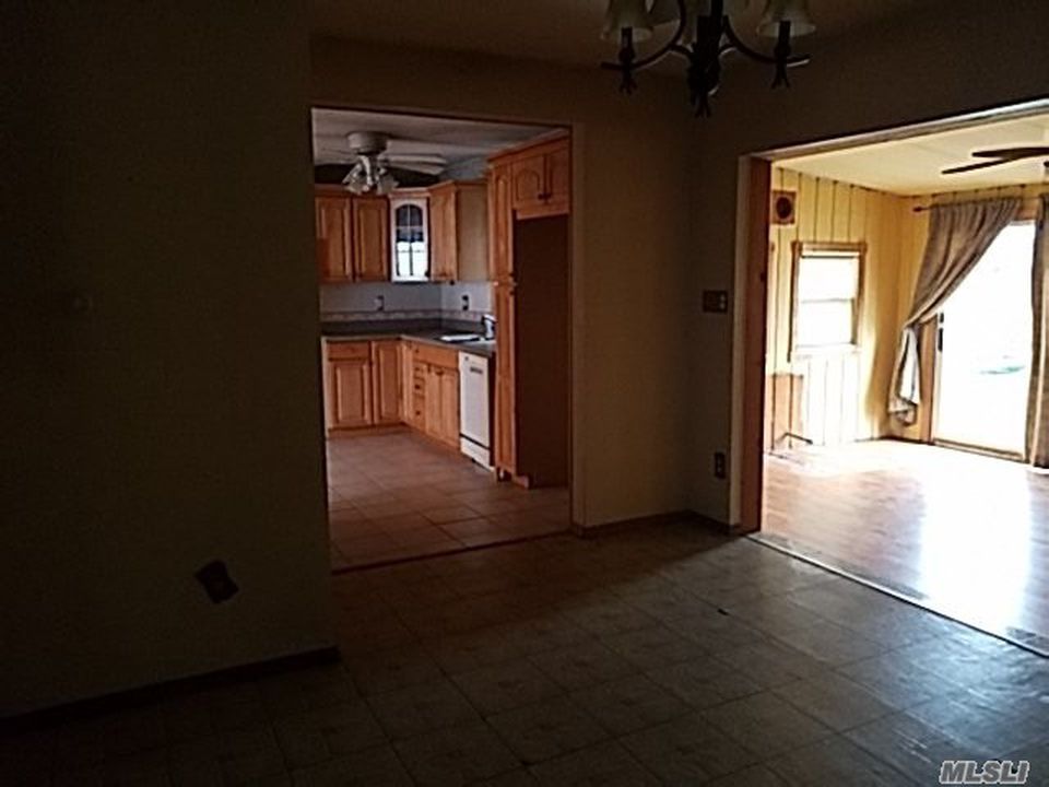 S 5th St, Lindenhurst, NY 11757, Foreclosure 123,000 1BD / 1BH