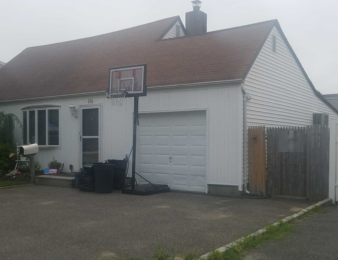 S 5th St, Lindenhurst, NY 11757, Foreclosure 123,000 1BD / 1BH