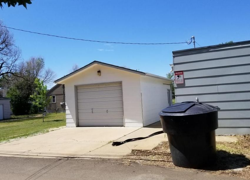 1st St W, Dickinson, ND 58601, Foreclosure 169,900 4BD / 1.5BH