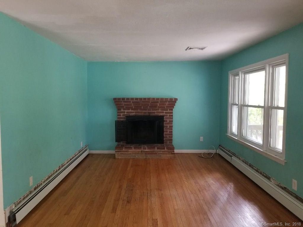 Larch Dr, East Granby, CT 06026, Foreclosure 107,100 3BD / 1BH