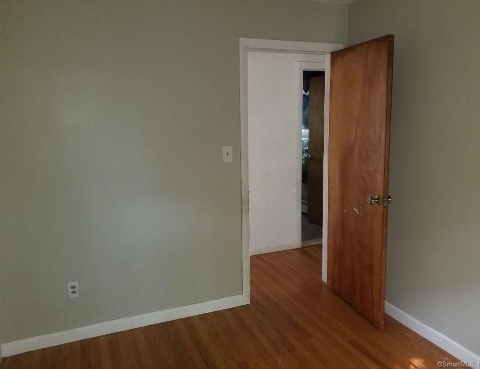 Larch Dr, East Granby, CT 06026, Foreclosure 107,100 3BD / 1BH