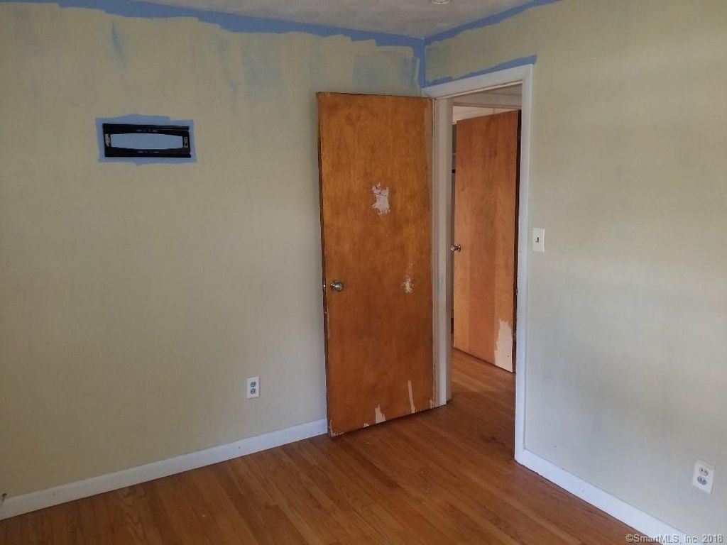 Larch Dr, East Granby, CT 06026, Foreclosure 107,100 3BD / 1BH