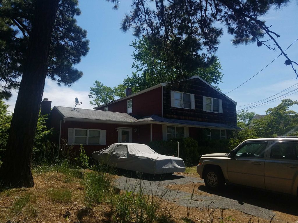 Newton Ave, Selden, NY 11784, Foreclosure 229,900 5BD / 2BH