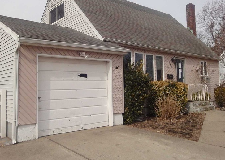 Potter Blvd, Bay Shore, NY 11706, Foreclosure 251,000 4BD / 2BH