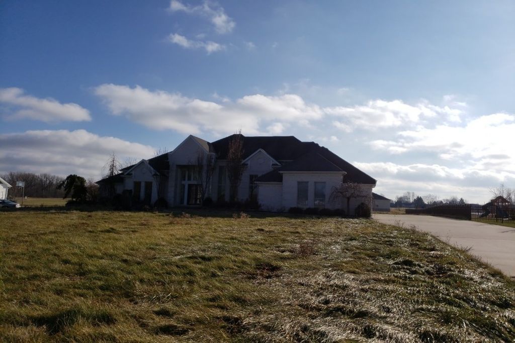 Brown Rd, Oregon, OH 43616, Foreclosure 239,900 5BD / 3.5BH