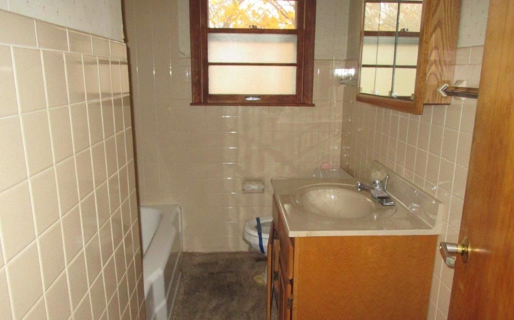 Riviera Dr, Elkhart, IN 46514, Foreclosure 95,000 3BD / 3BH