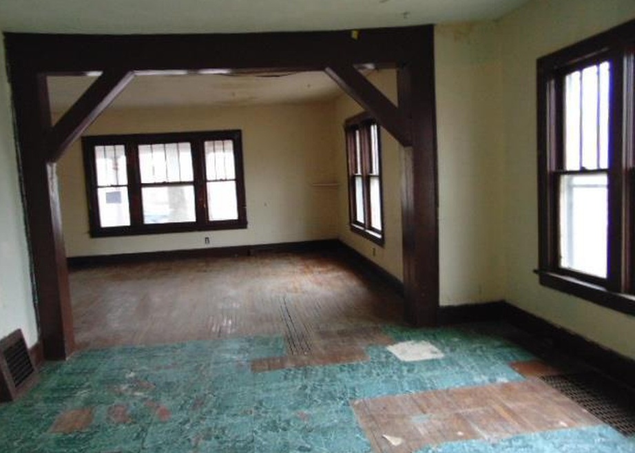 N Main St, Hillsboro, IL 62049, Foreclosure Call 4BD / 1BH