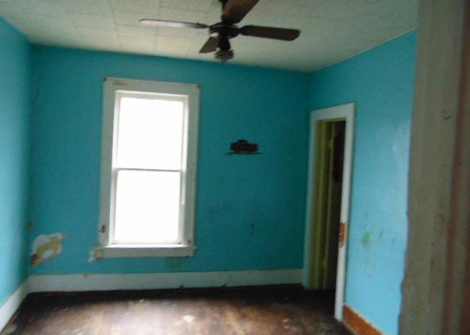 N Main St, Hillsboro, IL 62049, Foreclosure Call 4BD / 1BH