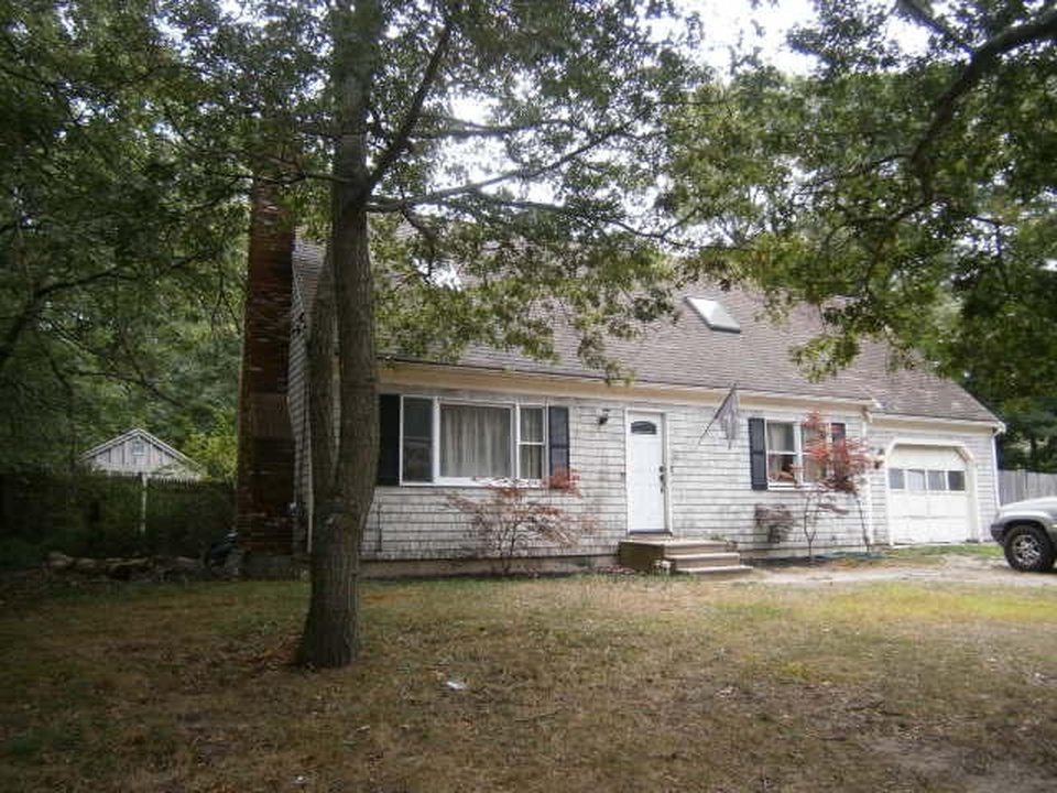 Strawberry Hill Rd, Centerville, MA 02632, Foreclosure 226,900 3BD