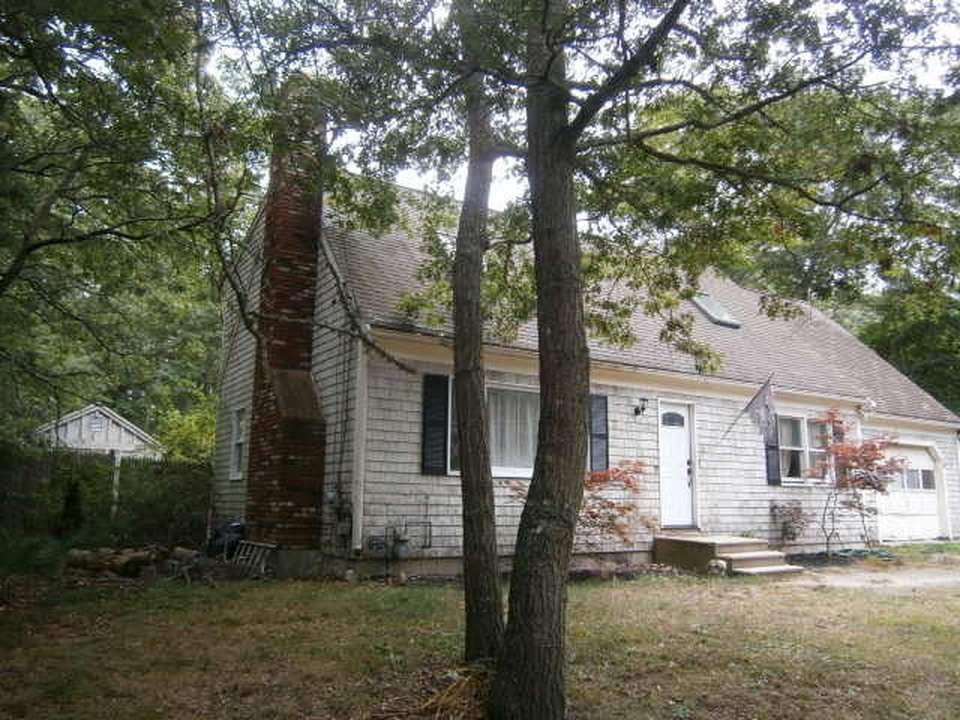 Strawberry Hill Rd, Centerville, MA 02632, Foreclosure 226,900 3BD