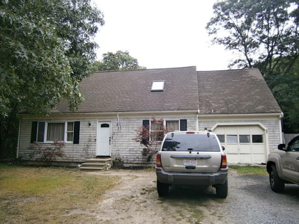 Strawberry Hill Rd, Centerville, MA 02632, Foreclosure 226,900 3BD