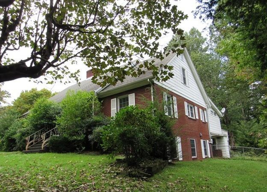 Hillcrest Cir, Spruce Pine, NC 28777, Foreclosure 130,000 2BD