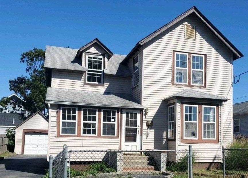 Belford Ave, Bay Shore, NY 11706, Foreclosure 278,000 4BD / 1BH