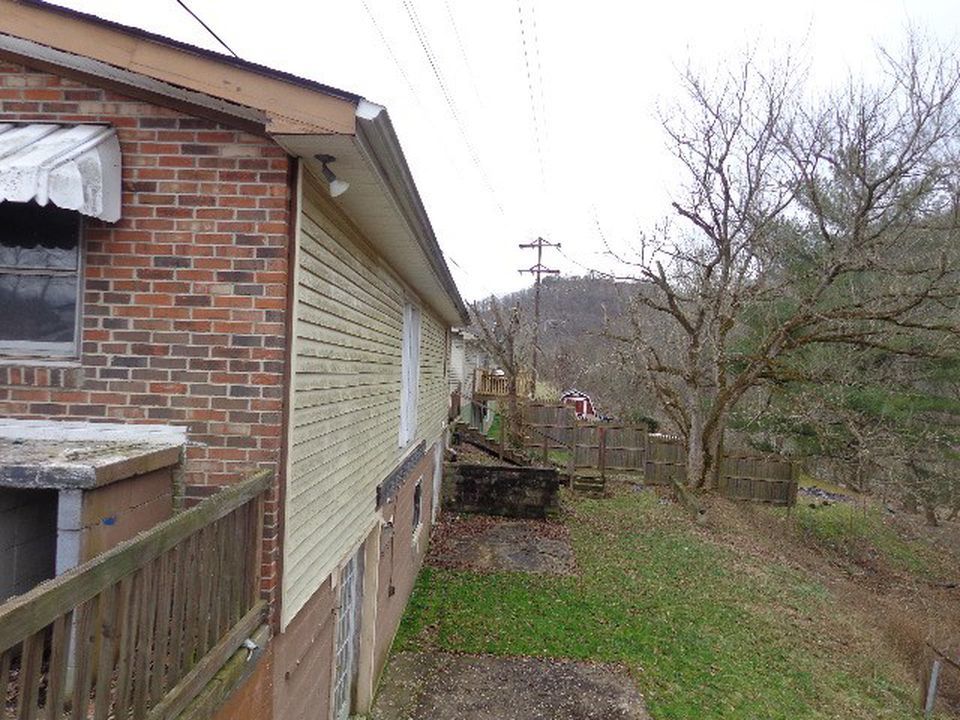 Castle Dr, Thelma, KY 41260, Foreclosure Call 4BD / 2.5BH