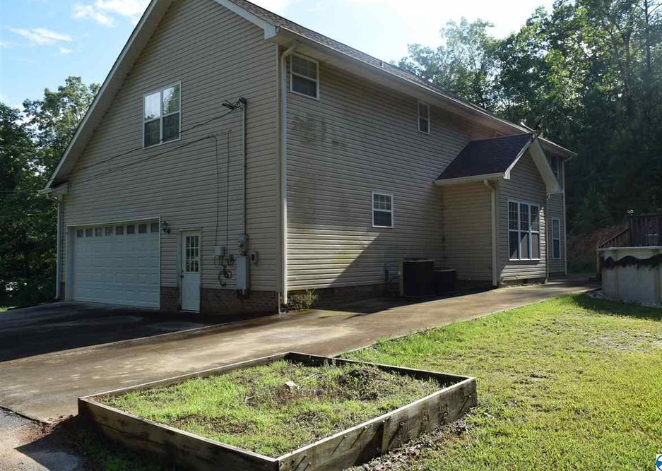 Julie St, Gadsden, AL 35907, Foreclosure 269,900 5BD / 5BH