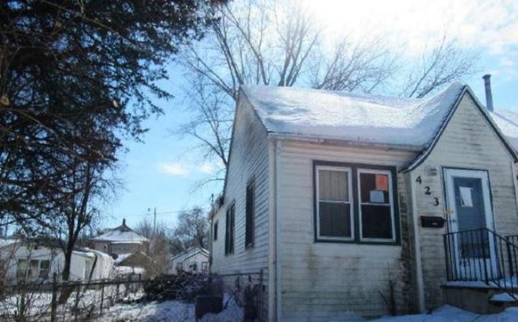 Center St, Waterloo, IA 50703, Foreclosure 183,000 3BD / 1BH