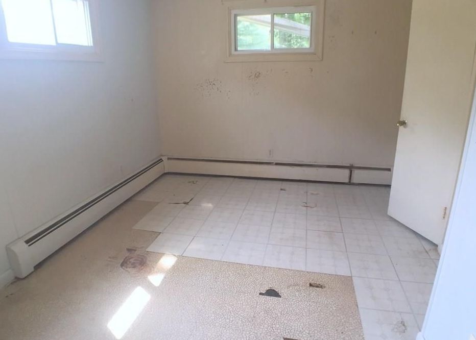 Ellsworth Dr, Bloomfield, CT 06002, Foreclosure 84,900 3BD / 2BH