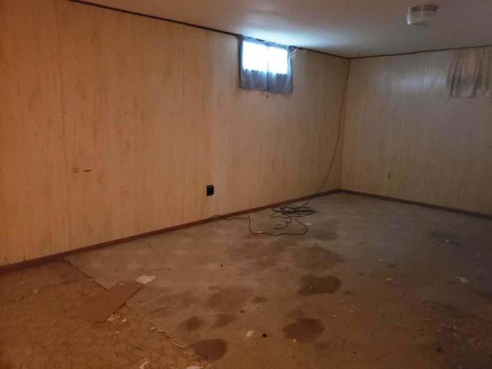 1st St W, Jamestown, ND 58401, Foreclosure 49,900 3BD / 2BH