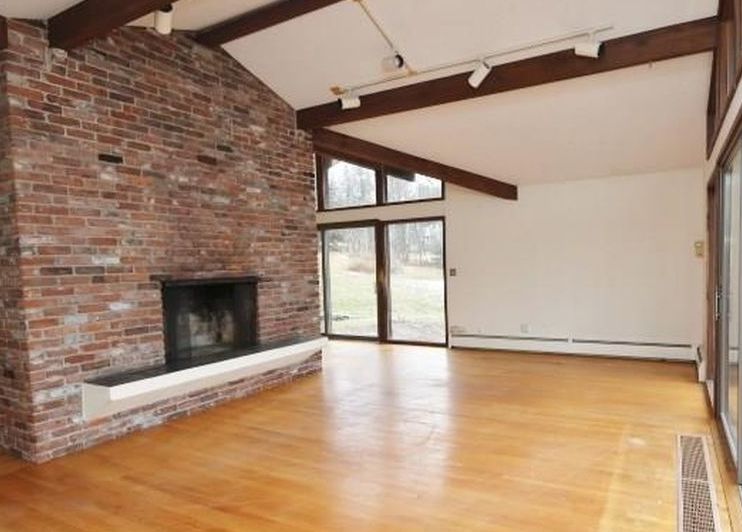 Day St S, West Granby, CT 06090, Foreclosure 215,000 3BD / 2BH