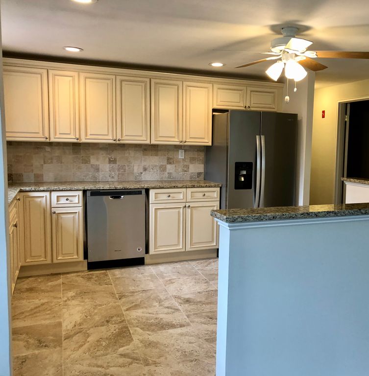 Boyle Rd, Selden, NY 11784, Foreclosure 335,000 3BD / 1BH