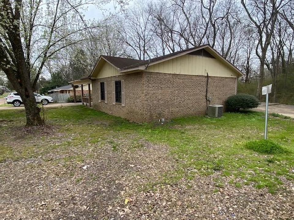 Smith St, West Point, MS 39773, Foreclosure Call 3BD / 1BH