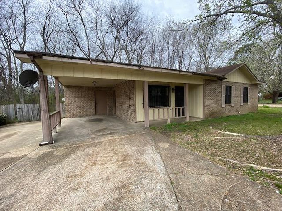 Smith St, West Point, MS 39773, Foreclosure Call 3BD / 1BH