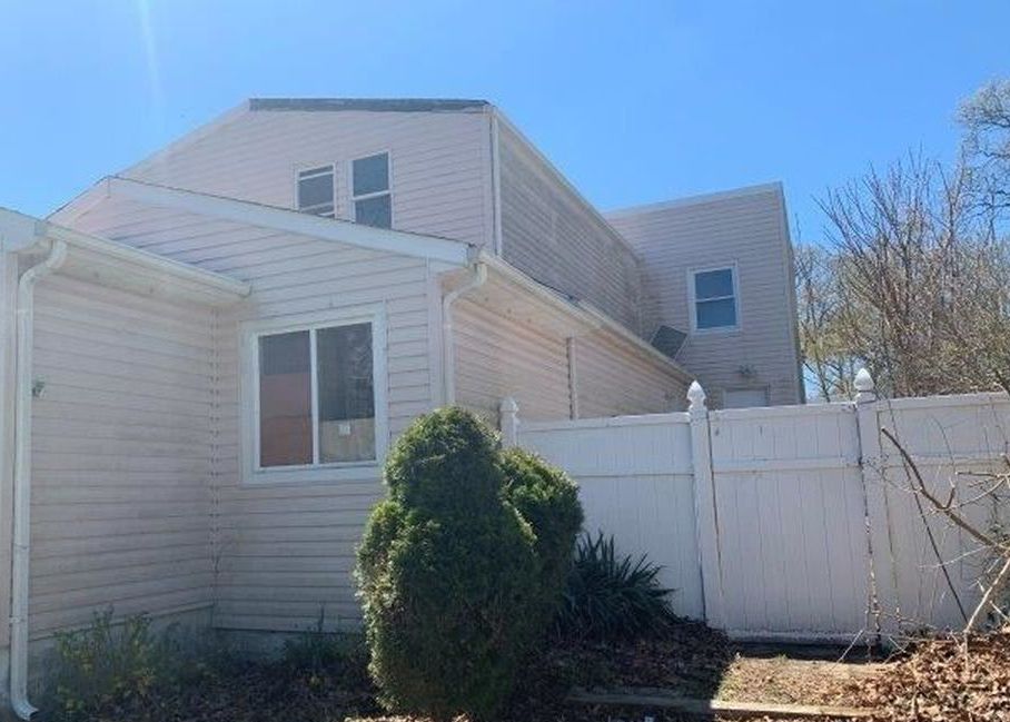Highview Dr, Selden, NY 11784, Foreclosure 149,900 3BD / 2BH