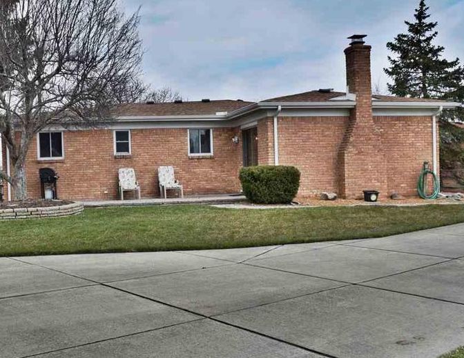 Jonathan Dr, Sterling Heights, MI 48310, Foreclosure 178,800 3BD