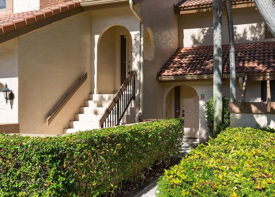 Coach House Cir Apt B, Boca Raton, FL 33486, Foreclosure 174,400