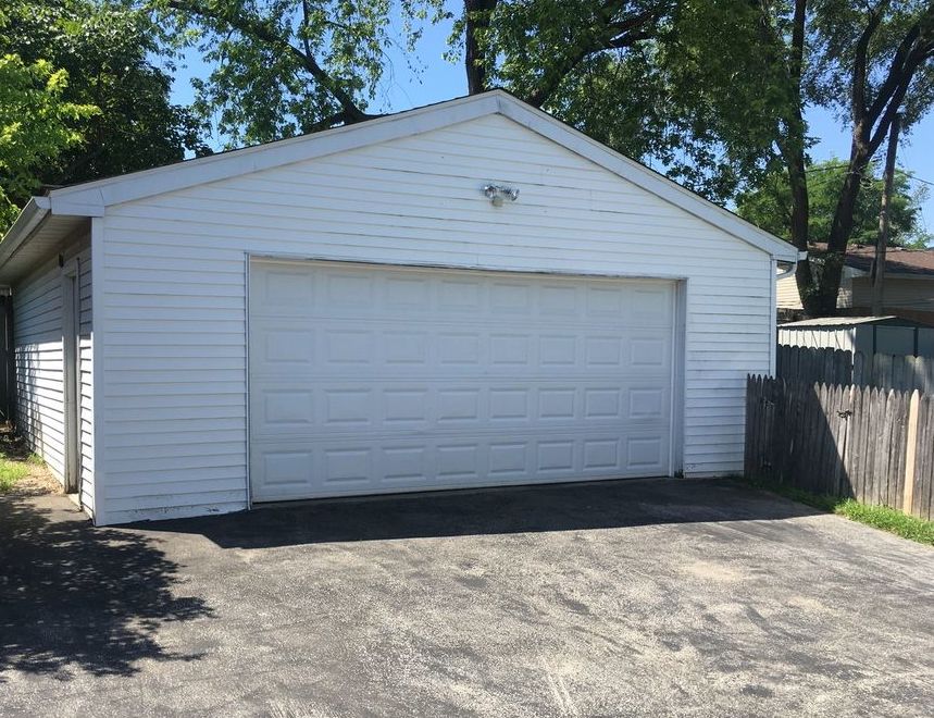 W Hillside Dr, Round Lake, IL 60073, Foreclosure 36,500 2BD / 1BH Foreclosure Listing