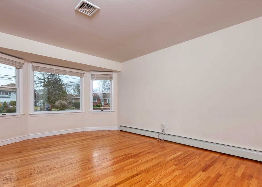 W 7th St, Deer Park, NY 11729, Foreclosure 398,321 4BD / 2.5BH