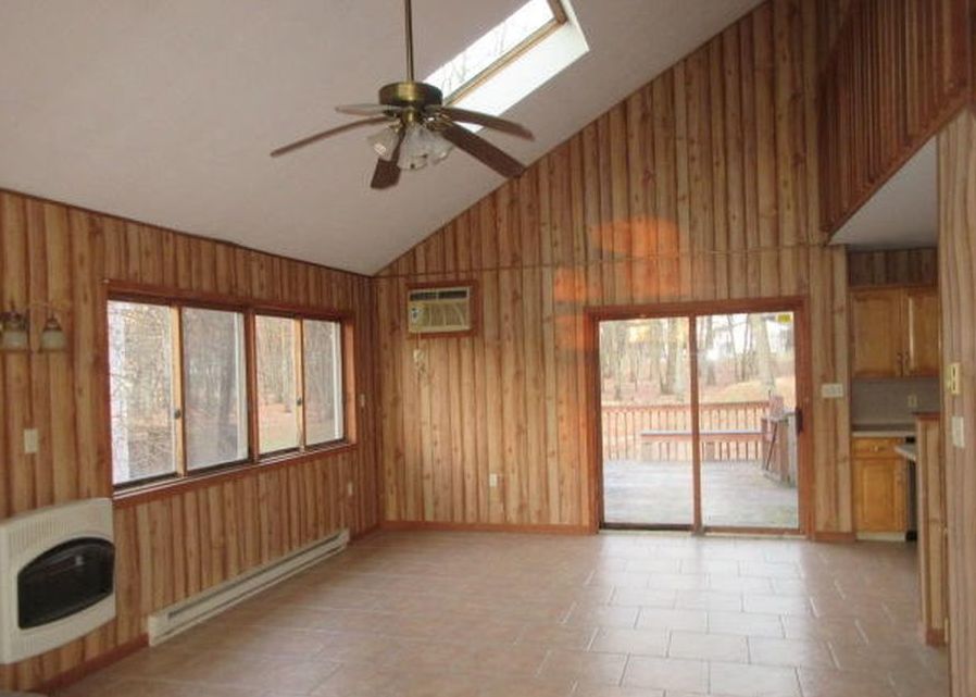 Pine Ridge Dr W, Bushkill, PA 18324, Foreclosure 130,000 3BD / 3BH