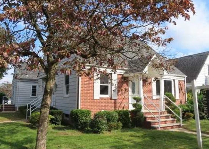 New Hyde Park Rd, New Hyde Park, NY 11040, Foreclosure 709,900 5BD