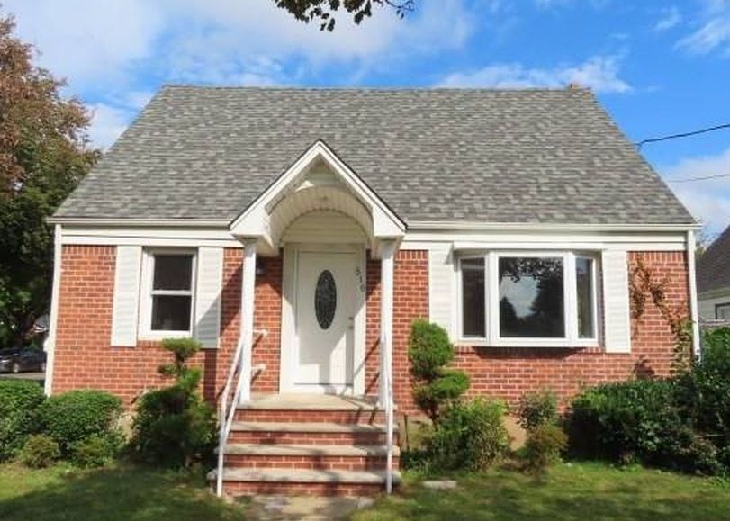 New Hyde Park Rd, New Hyde Park, NY 11040, Foreclosure 709,900 5BD