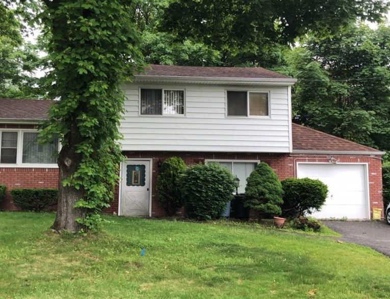 Young Dr, Stanhope, NJ 07874, Foreclosure 246,000 4BD / 2BH