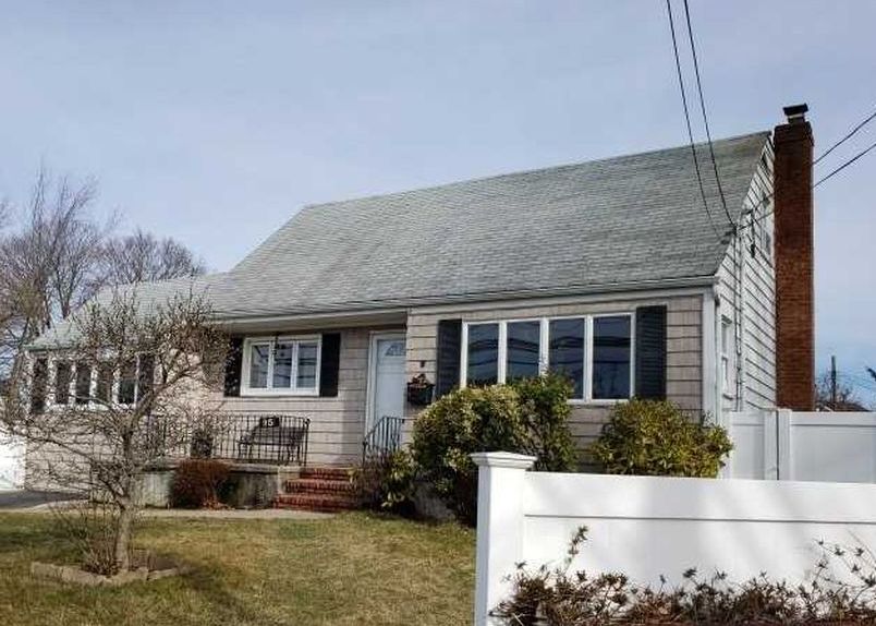 Golding Ave, West Babylon, NY 11704, Foreclosure 380,000 4BD / 2BH