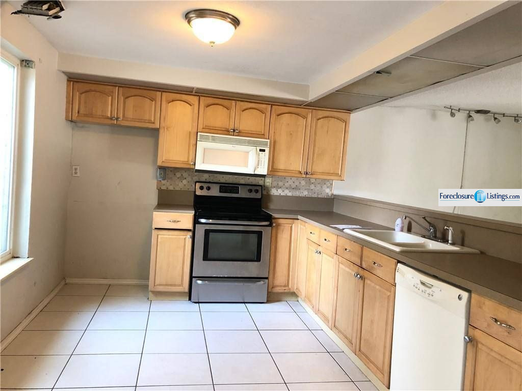 N Albany Ave Apt C, Tampa, FL 33604, Foreclosure 94,900 3BD / 2