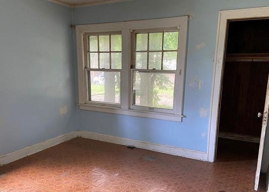 Swope Pkwy, Kansas City, MO 64130, Foreclosure 43,000 3BD / 2BH