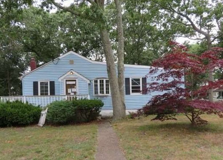N Evergreen Dr, Selden, NY 11784, Foreclosure 219,900 3BD / 1BH