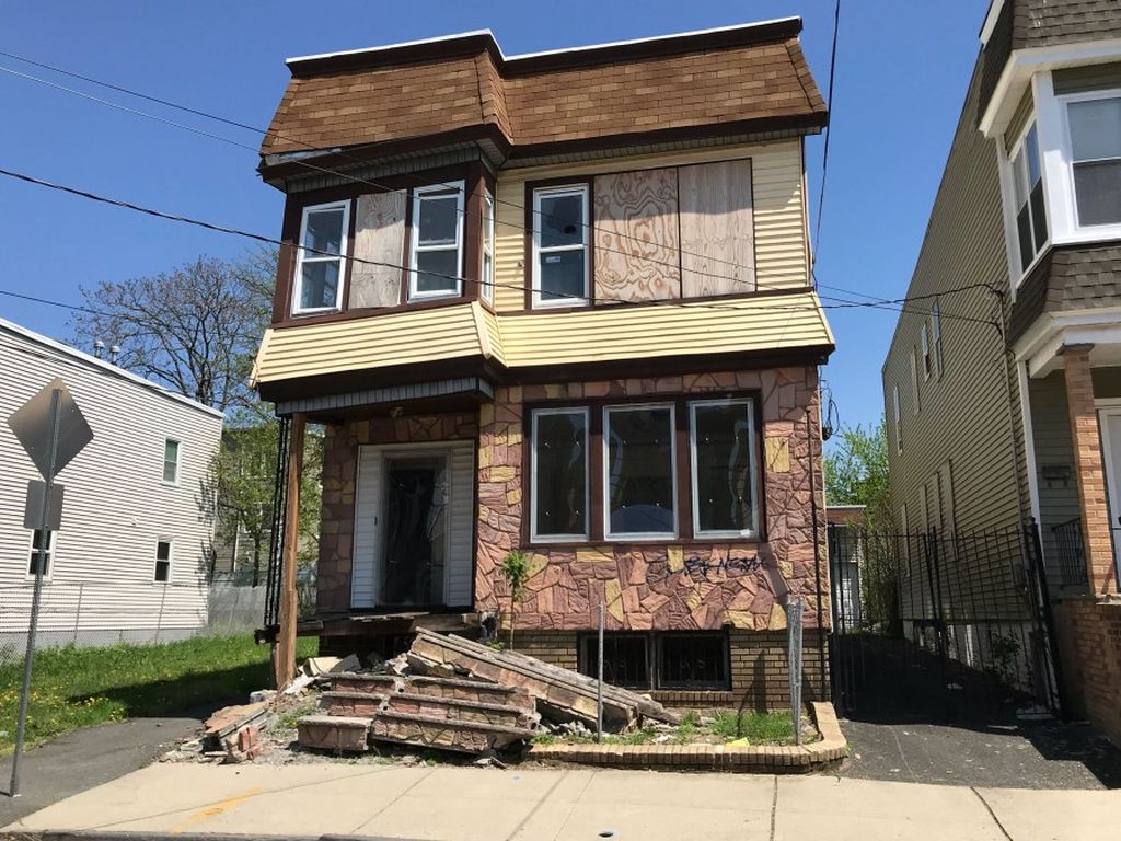 S 18th St, Newark, NJ 07103, Foreclosure 232,000 4BD / 2BH