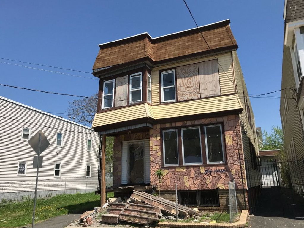 S 18th St, Newark, NJ 07103, Foreclosure 232,000 4BD / 2BH