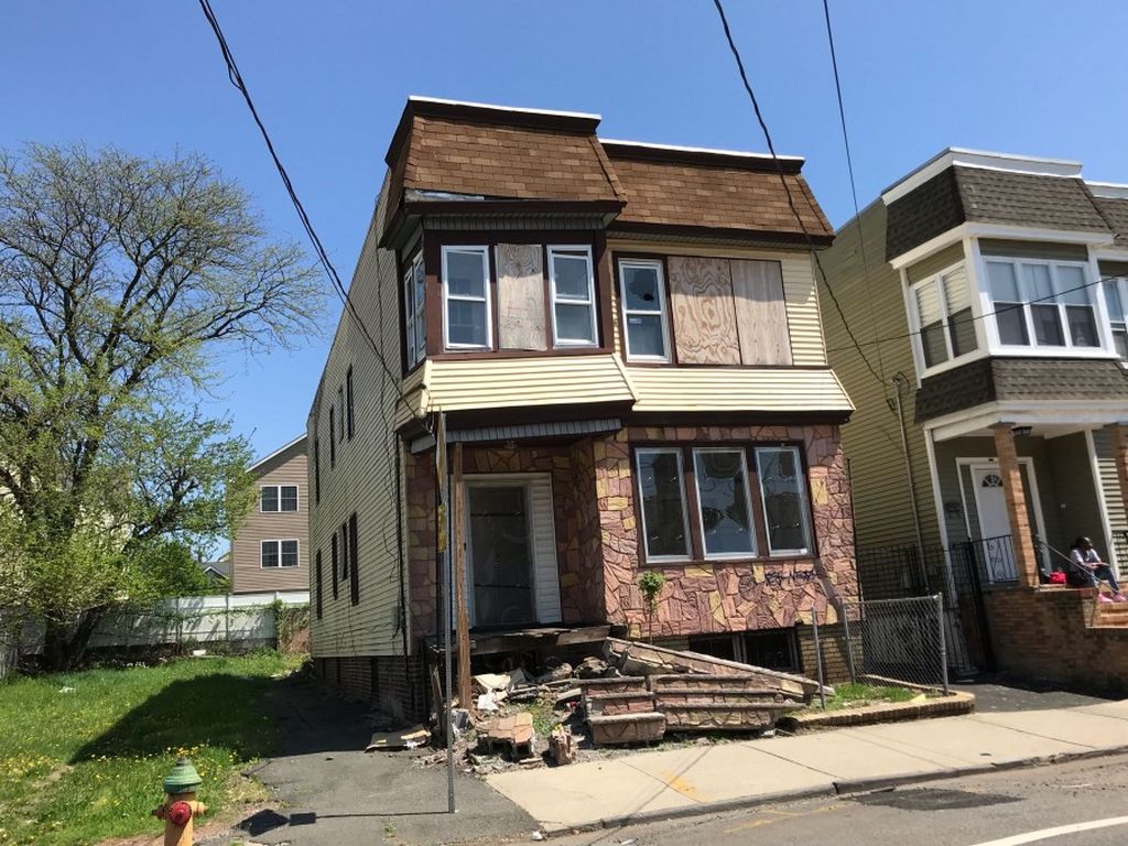 S 18th St, Newark, NJ 07103, Foreclosure 232,000 4BD / 2BH